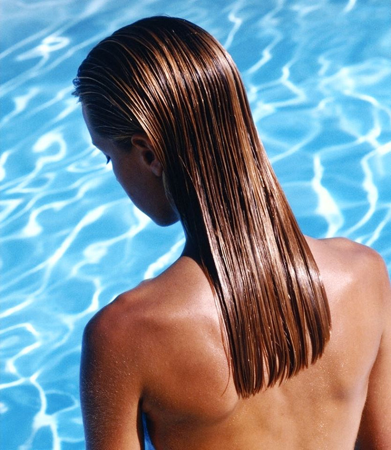 Les piscines contenant du chlore peuvent abîmer les cheveux, vrai